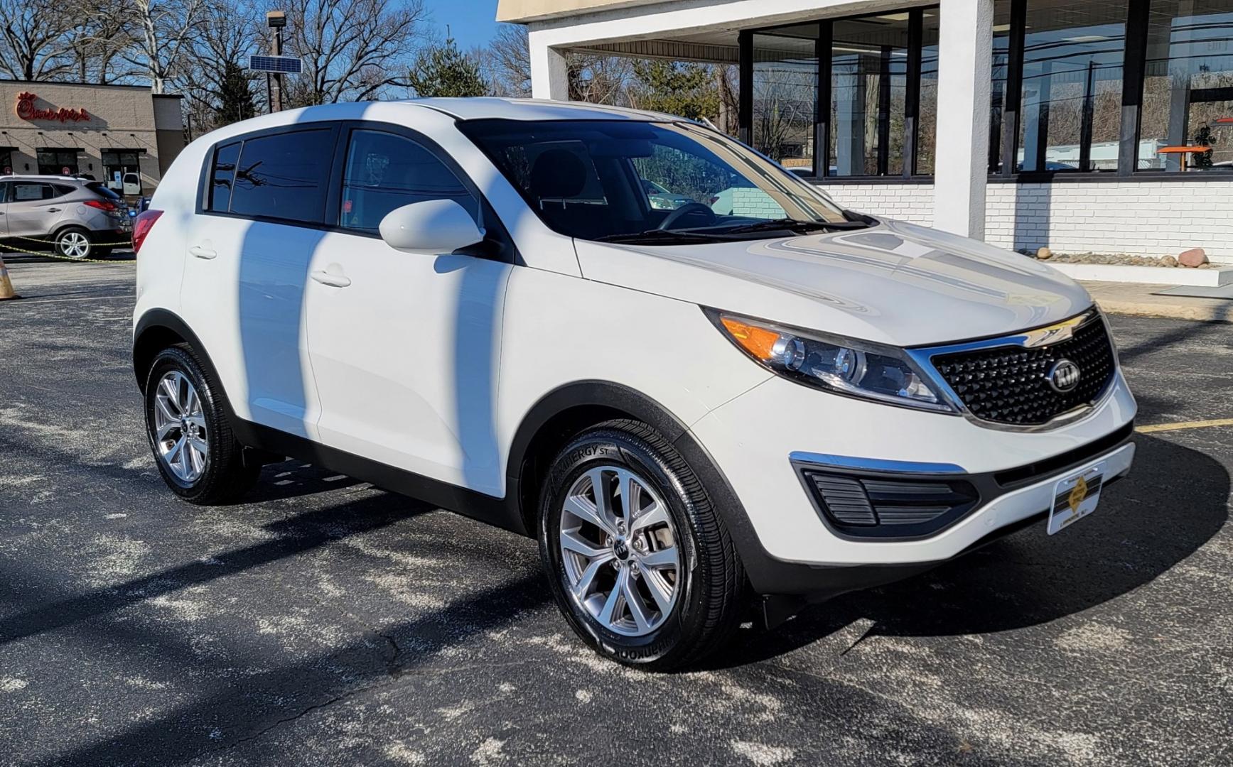 2015 White /Black Kia Sportage LX (KNDPB3AC6F7) with an 4-Cyl, GDI, 2.4 Liter engine, Auto, 6-Spd Sportmatic transmission, located at 341 N White Horse Pike, Lawnside, NJ, 08045, (856) 262-9500, 39.855621, -75.027451 - Photo#0